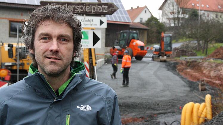 Der Mottener Bürgermeister Jochen Vogel freut sich über den Ausbau unter anderem der Einmündung der Dalherdaer Straße in Motten. Fotos: Ralf Ruppert