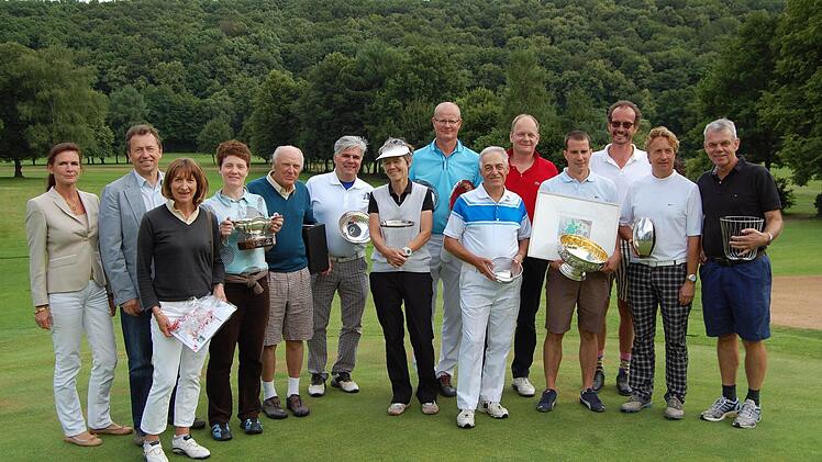 Erfolgreiche Ärztegolfer (von links): Sabine Klaucke, Harald Barlage, Edeltraud Reinwald, Bettina Arens, Egon Müller, Michael Lorenz, Almute Leichnitz, Ulrich Schumann, Erdal Erkan, Friedrich Willemsen, Sebastian Appold, Matthias Mayer, Holger Bettinger, Rolf Palm  Foto: GCBK