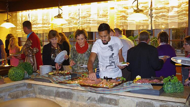 Die Gäste ließen sich das "Herbstmond-Schmankerl-Büfett" schmecken. Foto: Heike Schülein