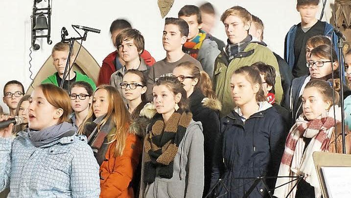 Die jungen Sängerinnen und Sänger füllten mit ihren Stimmen die Stadtpfarrkirche. Foto: Manfred Welker