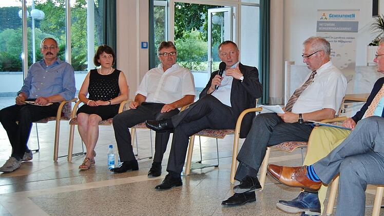 Über die Notwendigkeit ehrenamtlichen Engagements sprachen (von links) Rannungens Bürgermeister Fridolin Zehner, Sybille Büttner und Harald Klopf, Gemeinderäte in Rannungen, Landrat Thomas Bold, Moderator Raimund Heiny, Oberthulbas Bürgermeister Gotthard Schlereth, Kreisverbandsvorsitzender des Bayerischen Gemeindetages, und Bud Willim, Sozialreferent der Stadt München. Foto: ksvd