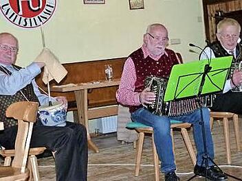 Die "Knopfdrigger" (von links) Ernst Gebhardt, Hellmar Höllein und Franz Leupold unterhielten die Untersteinacher Senioren. Foto: Werner Oetter