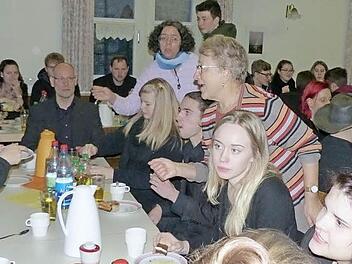 Der Pfarrgemeinderat hat die Lengfurter Musikanten bewirtet - ein Beitrag zur Kirchenrenovierung. Foto: Johannes Becker
