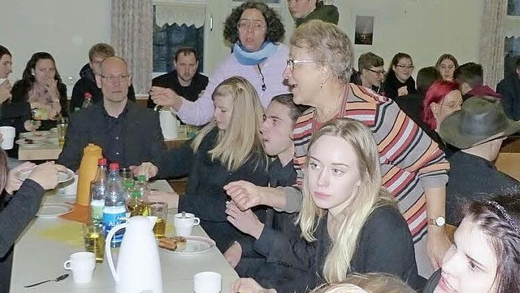Der Pfarrgemeinderat hat die Lengfurter Musikanten bewirtet - ein Beitrag zur Kirchenrenovierung. Foto: Johannes Becker