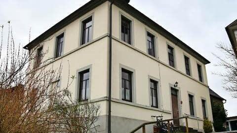 Die alte Schule in Greßhausen (im Bild) soll mit Fördermitteln des Amtes für ländliche Entwicklung Unterfranken saniert werden. Eine Antwort des Amtes steht aber noch aus. Foto: Ulrike Langer
