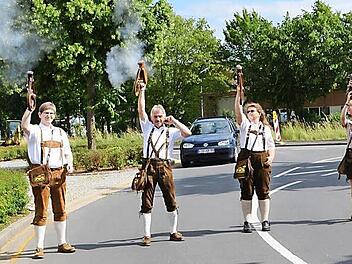 Die sechs Böllerschützen verkündeten weithin hörbar den Beginn des 63. Schützenfestes. Fotos: Thomas Micheel