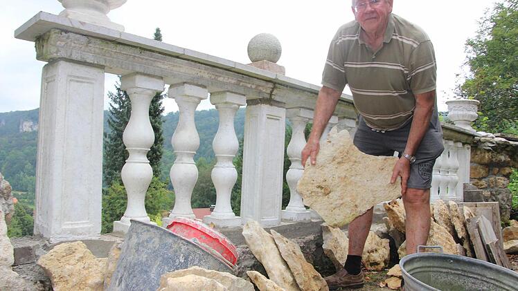 Es gibt immer was zu tun. Mit diesen Tuffsteinen will Manfred Ritter eine Mauer verblenen.  Foto: Diana Fuchs