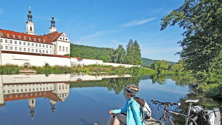 Zu den kulturellen Sehenswürdigkeiten entlang des Fünf-Flüsse-Radwegs gehört auch Kloster Pielenhofen an der Naab.