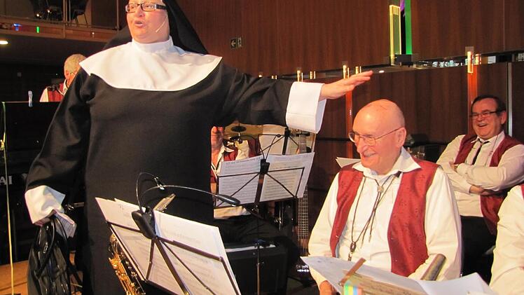 Der Aufenthalt in einem Schweigekloster war für die Retl aus Weißenbrunn bei Kronach (Birgit Geßlein) doch nicht das Gelbe vom Ei. Beim "Fasching der Generationen" erwachte wieder ihr Interesse an Mannsbildern, hier an den Musikern der SÜC-Werkskapelle. Fotos: Martin Koch