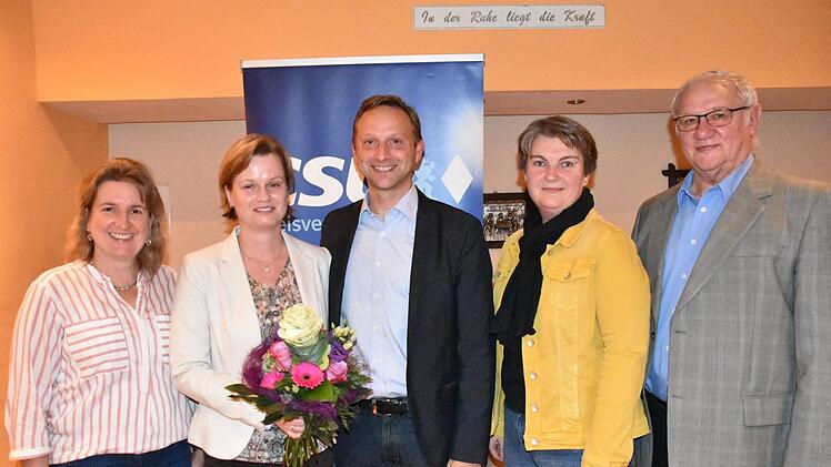Unser Bild zeigt  Robert Bosch (Mitte) mit (von links)  Doris Leithner-Besani (stellvertretende CSU-Kreisverbandsvorsitzende, Ehefrau Lisa Bosch, Susanne Kraus (Geschäftsführerin des Bundeswahlkreises Kulmbach) und Gemeinderat Siegfried Escher. Foto: Uschi Prawitz