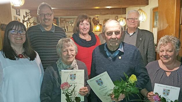 Bei der Ehrung (v. li.) Vorsitzende Jeannette Heyder, Chorleiter Klaus Methfessel, Jutta Lemnitzer, 2. Bürgermeisterin Eva Jahn, Siegfried Sieber, Gruppenvorsitzender Bernhard Zipfel und Birgit Böse Foto: privat