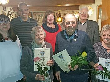 Bei der Ehrung (v. li.) Vorsitzende Jeannette Heyder, Chorleiter Klaus Methfessel, Jutta Lemnitzer, 2. Bürgermeisterin Eva Jahn, Siegfried Sieber, Gruppenvorsitzender Bernhard Zipfel und Birgit Böse Foto: privat