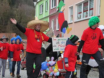 Vergangenes Jahr beteiligten sich etwa 30 Gruppen am Faschingszug, so auch der Stammtisch "Zum Eder" aus Volkers. Foto: Archiv/Ulrike Müller
