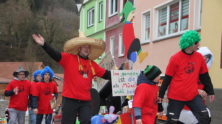 Vergangenes Jahr beteiligten sich etwa 30 Gruppen am Faschingszug, so auch der Stammtisch "Zum Eder" aus Volkers. Foto: Archiv/Ulrike Müller