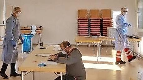 Das Rote Kreuz bietet im Staffelsteiner BRK-Katastrophenzentrum Schnelltests f&uuml;r B&uuml;rger an. Die Abstrichentnahme erfolgt durch zwei Fenster, um gr&ouml;&szlig;tm&ouml;gliche Sicherheit zu gew&auml;hrleisten.