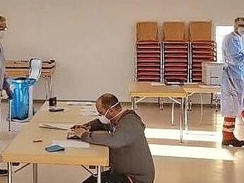 Das Rote Kreuz bietet im Staffelsteiner BRK-Katastrophenzentrum Schnelltests für Bürger an. Die Abstrichentnahme erfolgt durch zwei Fenster, um größtmögliche Sicherheit zu gewährleisten.