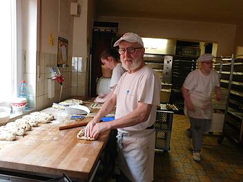 Bäckermeister Anton Hesselbach in seiner Backstube in Sulzthal, dahinter Tochter Barbara, die das Geschäft nicht weiterführen wird .