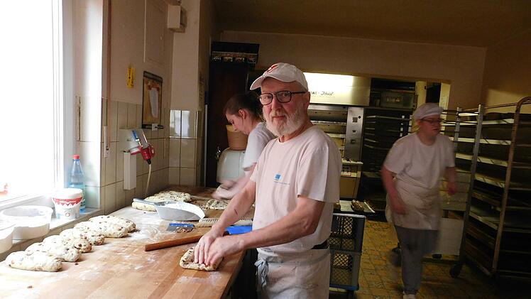 Bäckermeister Anton Hesselbach in seiner Backstube in Sulzthal, dahinter Tochter Barbara, die das Geschäft nicht weiterführen wird .