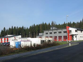 Das Rettungsdienstleistungszentrum in Steinbach am Wald an der Wasserscheide ist ein schmucker Blickfang in der Rennsteigregion und sorgt für mehr Sicherheit für die Bürger.  Foto: Veronika Schadeck