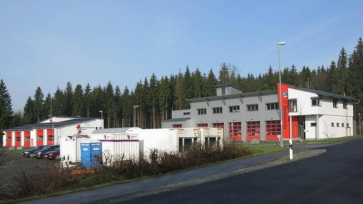 Das Rettungsdienstleistungszentrum in Steinbach am Wald an der Wasserscheide ist ein schmucker Blickfang in der Rennsteigregion und sorgt für mehr Sicherheit für die Bürger.  Foto: Veronika Schadeck