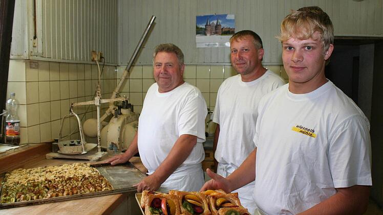 Großvater Fritz, Vater Jürgen und Sohn Marco (von links): Drei Generationen arbeiten in der Bäckerei Tränkenschuh in der Kleinen Dorfstraße.