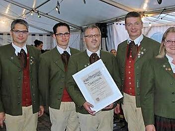Peter Wojciechowski (Mitte) hat den Dirigentenstab an Constantin Freiberg (2. v. l.) übergeben. Die Vorsitzenden Manfred Wehner, Herbert Wehner und Katrin Schießer ernannten ihn zum Ehrendirigenten. Foto: hsg