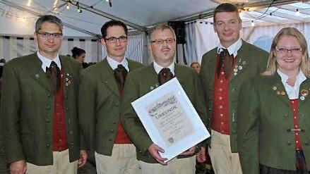 Peter Wojciechowski (Mitte) hat den Dirigentenstab an Constantin Freiberg (2. v. l.) übergeben. Die Vorsitzenden Manfred Wehner, Herbert Wehner und Katrin Schießer ernannten ihn zum Ehrendirigenten. Foto: hsg