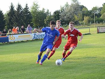 Der SV Buckenhofen (rote Trikots) musste sich der SpVgg Heßdorf in der Bezirksliga mit 0:1 geschlagen geben.  Foto: herzopress