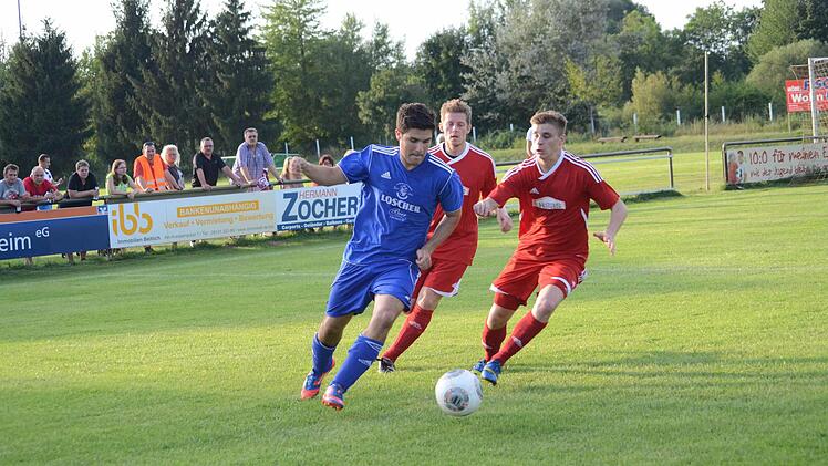 Der SV Buckenhofen (rote Trikots) musste sich der SpVgg Heßdorf in der Bezirksliga mit 0:1 geschlagen geben.  Foto: herzopress