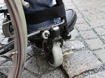 Schon eine kleine Kante kann für einen Rollstuhlfahrer eine große Hürde sein. Foto: Barbara Herbst