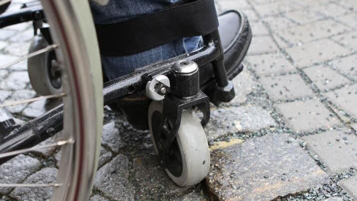 Schon eine kleine Kante kann für einen Rollstuhlfahrer eine große Hürde sein. Foto: Barbara Herbst