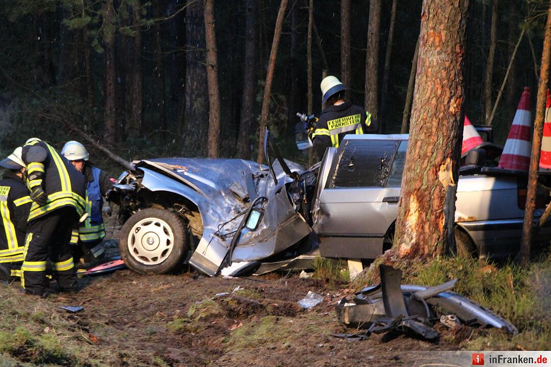 BMW wickelt sich um Baum - Fahrer schwerst eingeklemmt