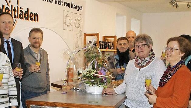 Pfarrer und Kolping-Pr&auml;ses Thomas Klemm, Weltladen-Leiterin Elisabeth F&ouml;rtsch, B&uuml;rgermeister Michael Ziegler und Kolpingsfamilie-Vorsitzender Klaus F&ouml;rtsch (von links) stie&szlig;en mit dem Weltladen-Team auf die Wiederer&ouml;ffnung des Weltladens in Eltmann nach dem Umzug an.  Foto: Sabine Weinbeer