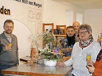 Pfarrer und Kolping-Präses Thomas Klemm, Weltladen-Leiterin Elisabeth Förtsch, Bürgermeister Michael Ziegler und Kolpingsfamilie-Vorsitzender Klaus Förtsch (von links) stießen mit dem Weltladen-Team auf die Wiedereröffnung des Weltladens in Eltmann nach dem Umzug an.  Foto: Sabine Weinbeer