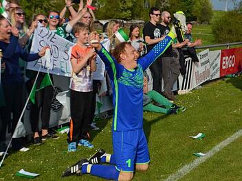 So feiern Champions: Ramsthals Keeper Frank Popp und Kollegen. Fotos: Andreas Lomb, SV Ramsthal
