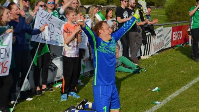 So feiern Champions: Ramsthals Keeper Frank Popp und Kollegen. Fotos: Andreas Lomb, SV Ramsthal
