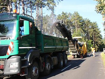 Die alte Asphaltdecke der KG 20 am alten Schindberg wird aufgefräst und danach erneuert. Fotos: Heike Beudert