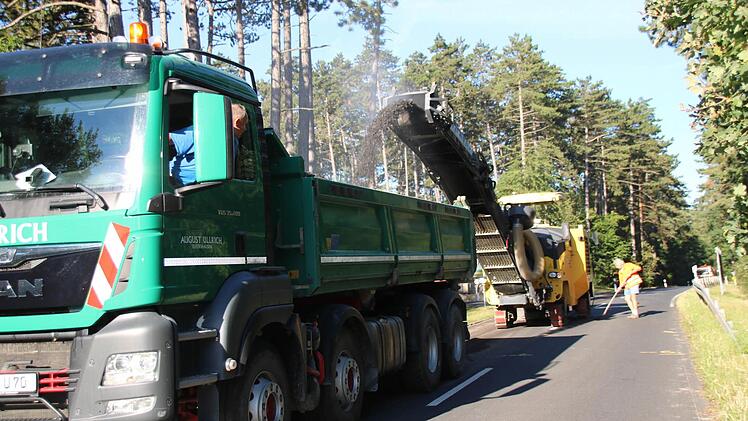 Die alte Asphaltdecke der KG 20 am alten Schindberg wird aufgefräst und danach erneuert. Fotos: Heike Beudert
