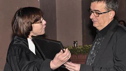 Für 25 Jahre in kirchenmusikalischen Diensten überreichte Pfarrerin Christel Mebert dem Kirchenmusikdirektor Jörg Wöltche eine Urkunde und ein Präsent.  Foto: Peter Klopf