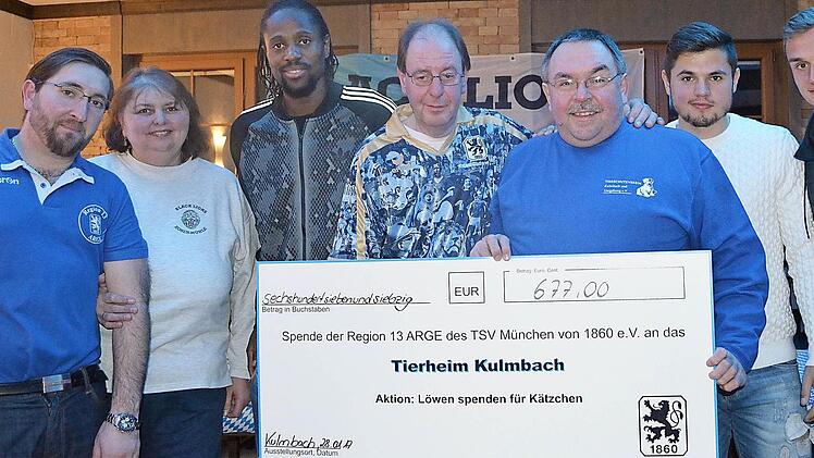 Mit dem Erlös aus der Tombola übergaben die Fanclubs des TSV 1860 München einen Scheck an das Kulmbacher Tierheim. Im Bild (v. l.) Regionssprecher Özcan Arikboga, Andrea Döring von den "Black Lions", Löwenprofi Abdoulaye Ba, "Lions"-Vorsitzender Rainer Döring, Vorsitzender Wolfgang Hain vom Tierschutzverein Kulmbach sowie die Löwenprofis Marnon Busch und Kilian Jakob. Fotos: Werner Reißaus