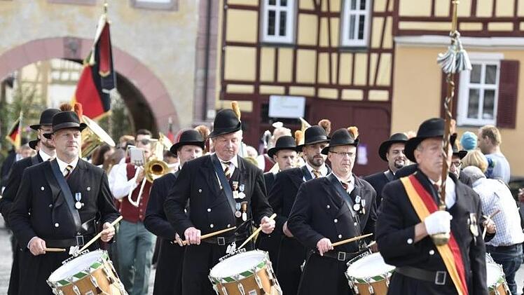 Einmarsch der Bürgerwehrfahne durch das Unfindener Tor, angeführt vom Trommlerkorps mit Tambourmajor Erich Barfuß