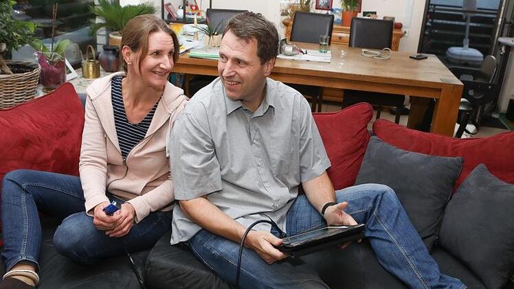 Verbandelt und verkabelt: Sandra und Hans-Joachim Türcke verraten, wie sie sich im Internet verliebt haben.  Foto: Barbara Herbst