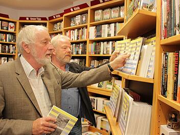 Rupert Appeltshauser (links) und Autor Hubertus Habel räumen die ersten Exemplare der Dokumentation in die Regale der Buchhandlung Rieman.Ulrike Nauer