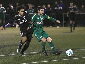 Der Gro&szlig;bardorfer Kapit&auml;n Manuel Leicht (rechts) schirmt den Ball vor Sands Tevin McCullough ab.Ralf Naumann