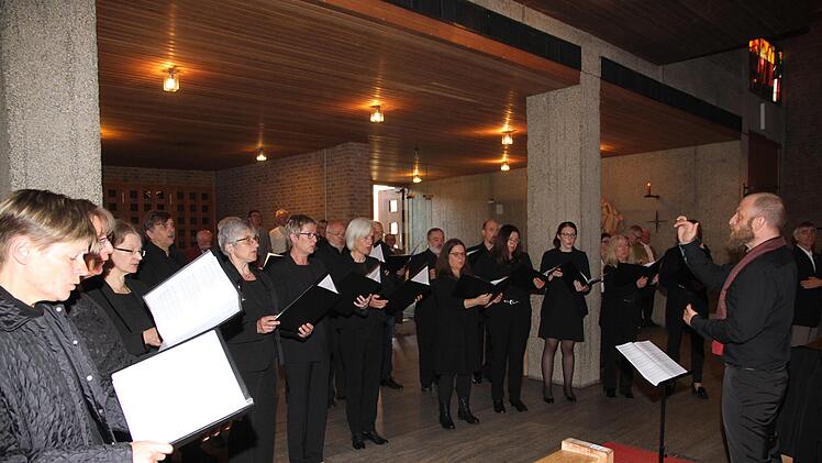 Der Gesangverein Hausen unter der Leitung von Christof Goger untermalte den Festgottesdienst musikalisch.