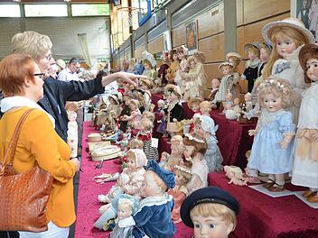 Die Puppenbörse in der Frankenhalle überzeugt die Besucher mit Umfang und Qualität.Rainer Lutz