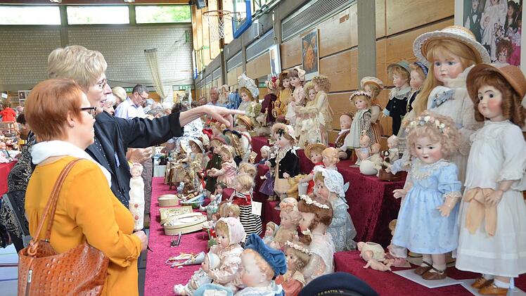 Die Puppenbörse in der Frankenhalle überzeugt die Besucher mit Umfang und Qualität.Rainer Lutz