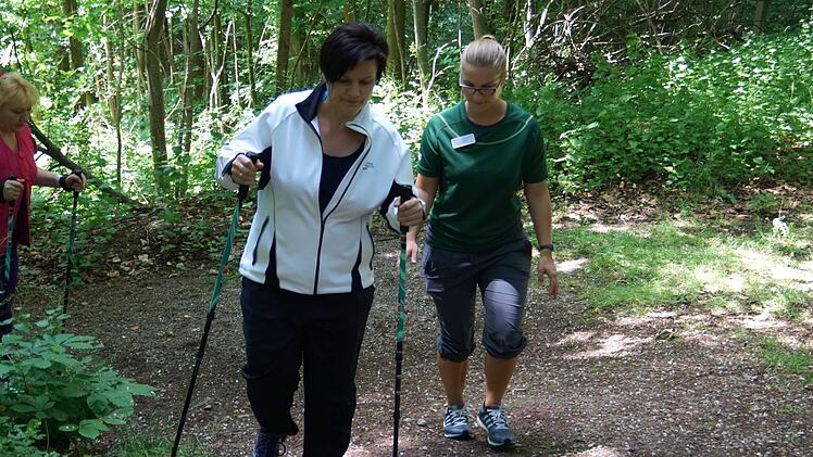 Mit Walking-Stöcken aus dem Schmerz-Kreislauf. Nach dem Motto: Hilfe zur Selbsthilfe. Ein Teil der Schmerz-Therapie an der Kissinger Klinik ist Bewegung. Foto: Markus Höppner/Helios St. Elisabeth-Kraneknhaus