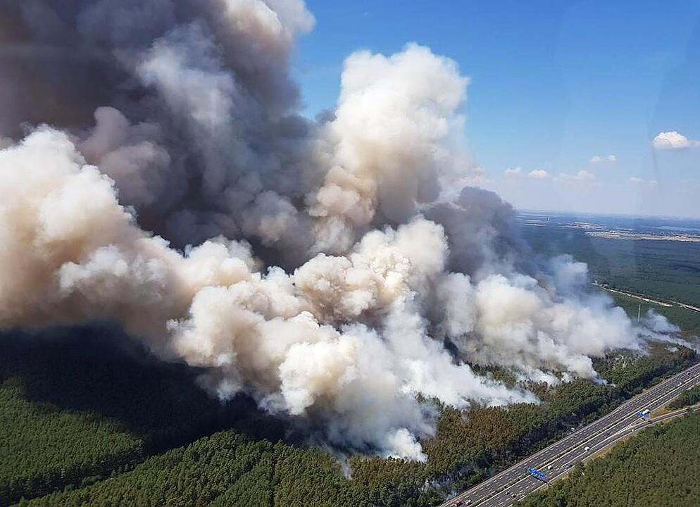 Waldbrand nahe der A9: 90 Hektar stehen in Flammen