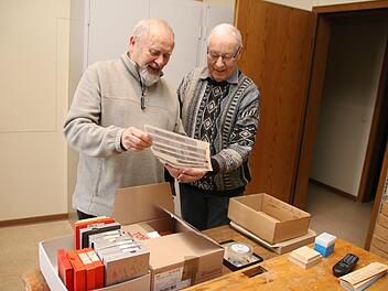 Stadtarchivar Klaus Dieter Guhling und Dr. Johannes Becker sichten die Negative, die ins Stadtarchiv gekommen sind.  Thomas Malz